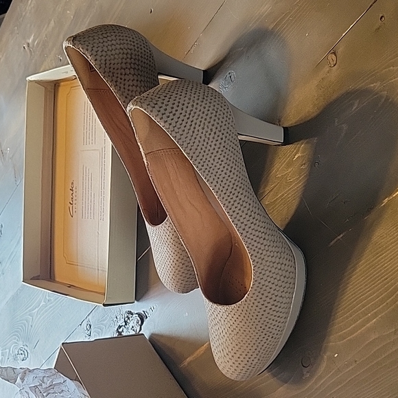 Clarks Artisan Heels - Delise Bliss Light Grey Nubuck - Picture 2 of 8
